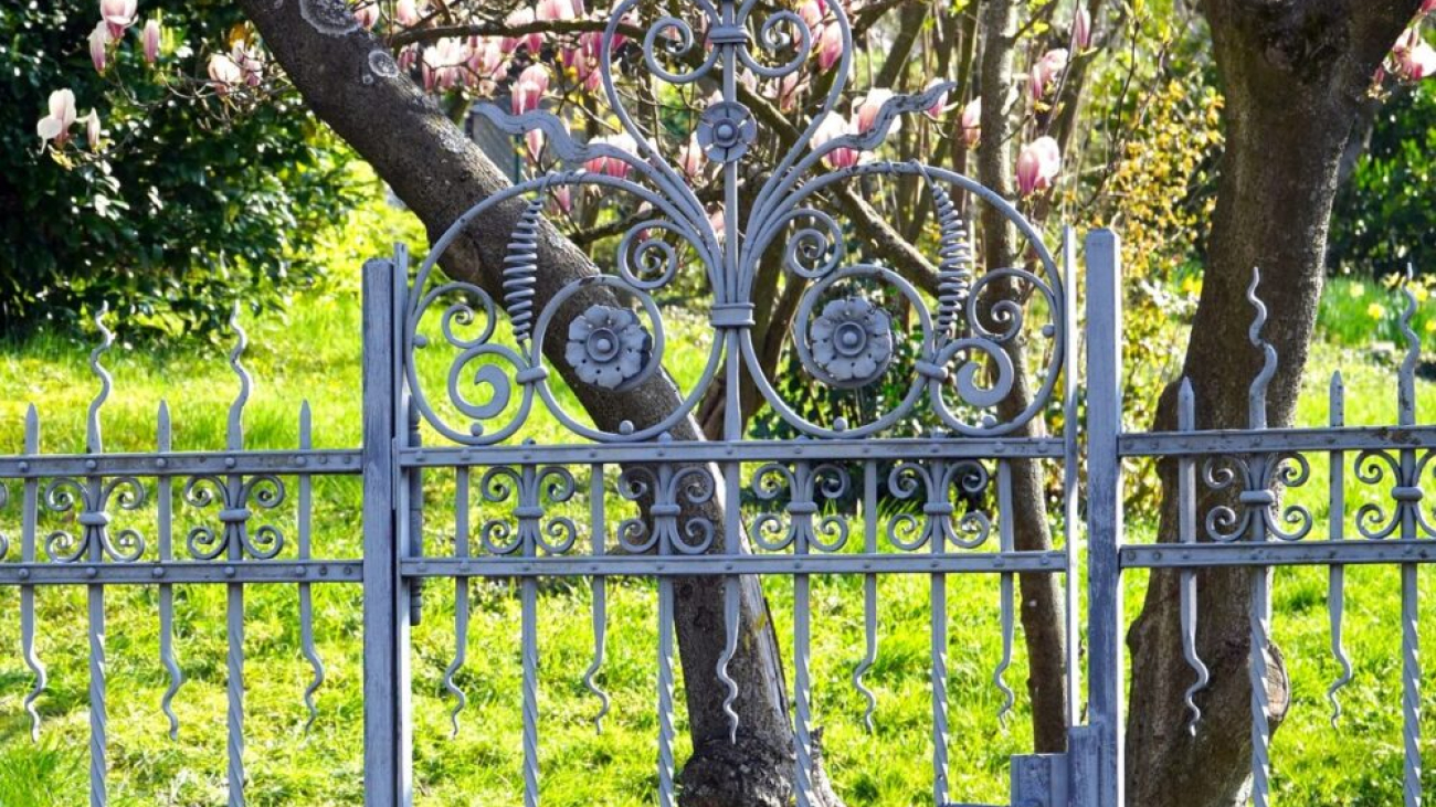 Metal fence gate